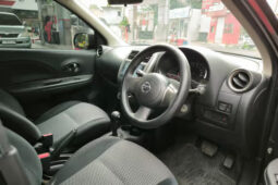 Nissan March penuh