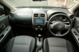 Nissan March penuh
